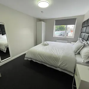 Mays Apartments: Centre Convenience With Free Parking Aparthotel